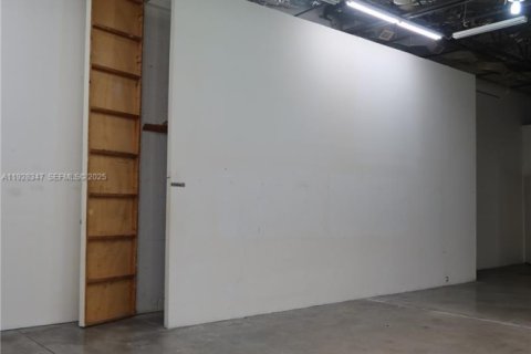Propiedad comercial en venta en North Miami, Florida № 1987040 - foto 11