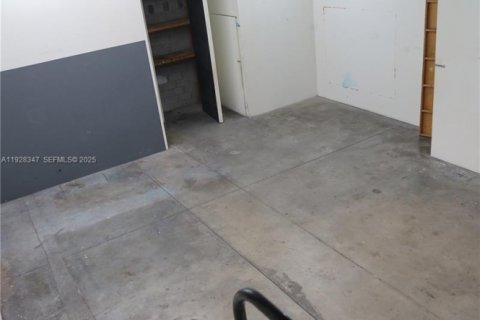 Propiedad comercial en venta en North Miami, Florida № 1987040 - foto 13