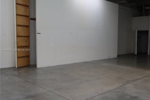 Propiedad comercial en venta en North Miami, Florida № 1987040 - foto 10