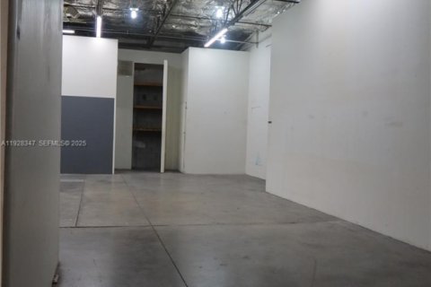 Propiedad comercial en venta en North Miami, Florida № 1987040 - foto 3