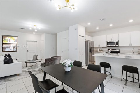 Adosado en venta en Miami, Florida, 3 dormitorios, 123.65 m2 № 2183891 - foto 4