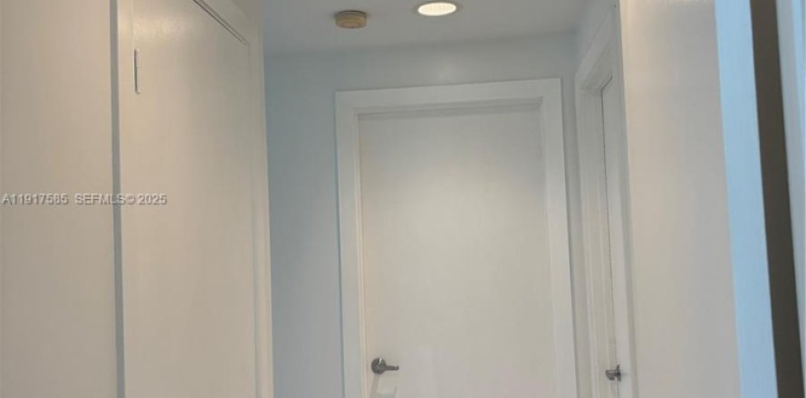 Кондоминиум с 2 спальнями в Майами, Флорида № 1992277