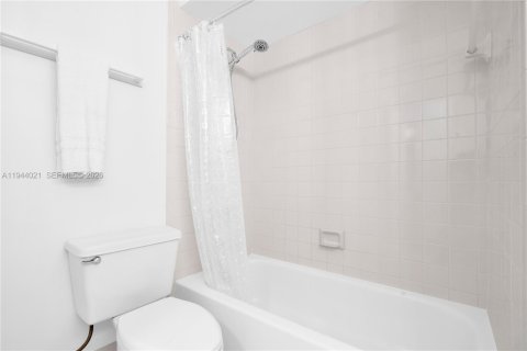 Villa ou maison à louer à Miami, Floride: 3 chambres, 171.4 m2 № 2000665 - photo 29