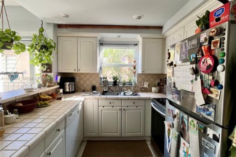 Condo in Miami Beach, Florida, 2 bedrooms № 2030956 - photo 5