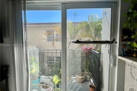 Condo in Miami Beach, Florida, 2 bedrooms № 2030956 - photo 4