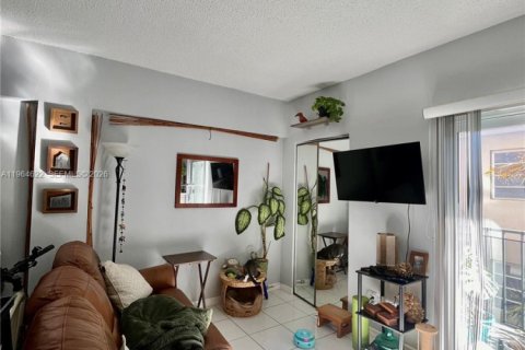 Condo in Miami Beach, Florida, 2 bedrooms № 2030956 - photo 3