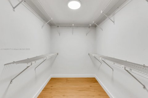 Condominio en alquiler en Miami, Florida, 4 dormitorios, 245.82 m2 № 1933710 - foto 14