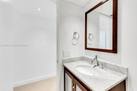 Condominio en alquiler en Miami, Florida, 4 dormitorios, 245.82 m2 № 1933710 - foto 16