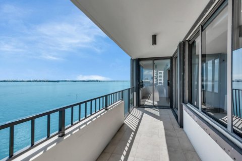 Condominio en alquiler en Miami, Florida, 4 dormitorios, 245.82 m2 № 1933710 - foto 1