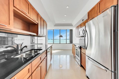 Condominio en alquiler en Miami, Florida, 4 dormitorios, 245.82 m2 № 1933710 - foto 6