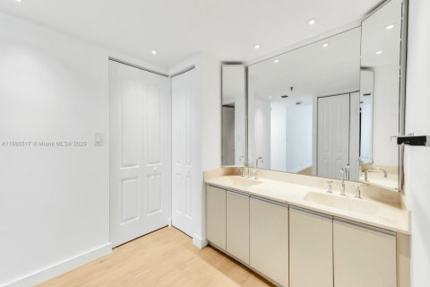 Condominio en alquiler en Miami, Florida, 4 dormitorios, 245.82 m2 № 1933710 - foto 13