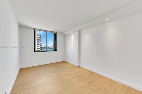 Condominio en alquiler en Miami, Florida, 4 dormitorios, 245.82 m2 № 1933710 - foto 8