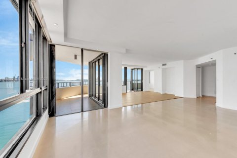 Condominio en alquiler en Miami, Florida, 4 dormitorios, 245.82 m2 № 1933710 - foto 3