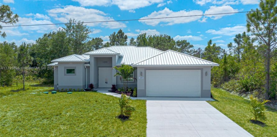 House in Lehigh Acres, Florida 3 bedrooms, 159.51 sq.m. № 1737574