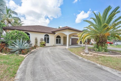 House in Miami, Florida 4 bedrooms, 284.47 sq.m. № 1855108 - photo 8