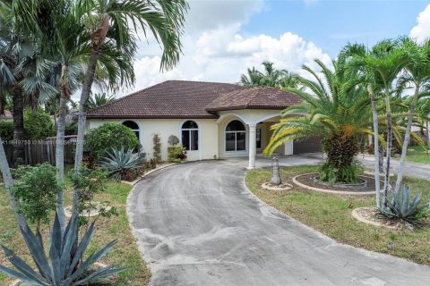 House in Miami, Florida 4 bedrooms, 284.47 sq.m. № 1855108 - photo 4
