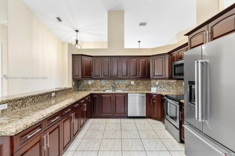 House in Miami, Florida 4 bedrooms, 284.47 sq.m. № 1855108 - photo 13