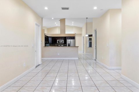 House in Miami, Florida 4 bedrooms, 284.47 sq.m. № 1855108 - photo 23