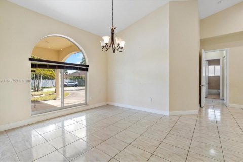 House in Miami, Florida 4 bedrooms, 284.47 sq.m. № 1855108 - photo 26