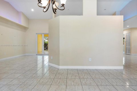 House in Miami, Florida 4 bedrooms, 284.47 sq.m. № 1855108 - photo 28