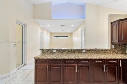 House in Miami, Florida 4 bedrooms, 284.47 sq.m. № 1855108 - photo 19