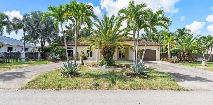 House in Miami, Florida 4 bedrooms, 284.47 sq.m. № 1855108
