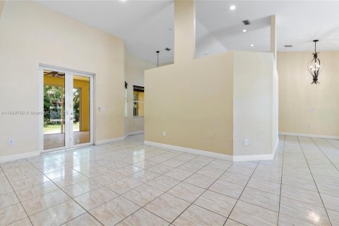 House in Miami, Florida 4 bedrooms, 284.47 sq.m. № 1855108 - photo 30
