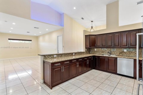 House in Miami, Florida 4 bedrooms, 284.47 sq.m. № 1855108 - photo 14