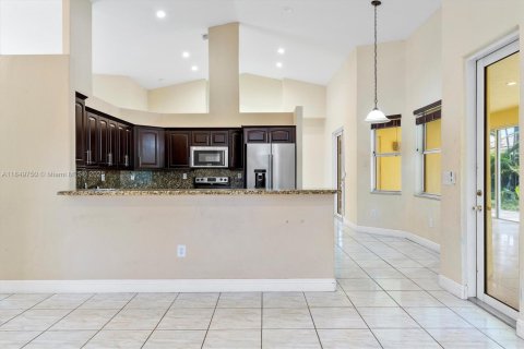 House in Miami, Florida 4 bedrooms, 284.47 sq.m. № 1855108 - photo 24