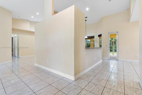 House in Miami, Florida 4 bedrooms, 284.47 sq.m. № 1855108 - photo 10