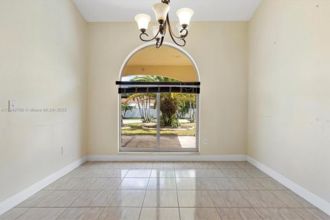 House in Miami, Florida 4 bedrooms, 284.47 sq.m. № 1855108 - photo 27