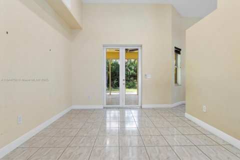 House in Miami, Florida 4 bedrooms, 284.47 sq.m. № 1855108 - photo 29
