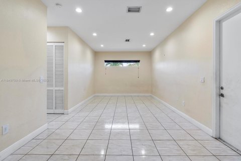 House in Miami, Florida 4 bedrooms, 284.47 sq.m. № 1855108 - photo 21