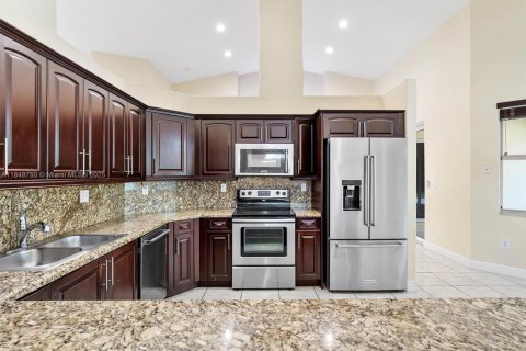House in Miami, Florida 4 bedrooms, 284.47 sq.m. № 1855108 - photo 25
