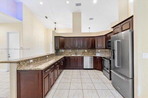 House in Miami, Florida 4 bedrooms, 284.47 sq.m. № 1855108 - photo 12
