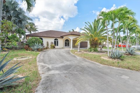 House in Miami, Florida 4 bedrooms, 284.47 sq.m. № 1855108 - photo 5