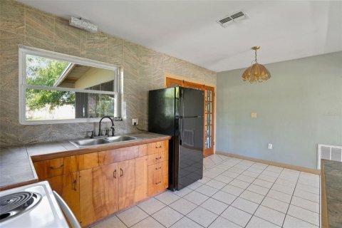 House in Pinellas Park, Florida 3 bedrooms, 94.02 sq.m. № 1913040 - photo 6