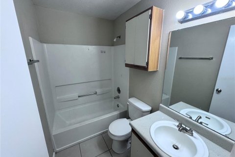 Condo in Altamonte Springs, Florida, 2 bedrooms № 2210224 - photo 12