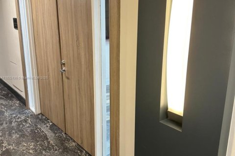 Commercial property in Hollywood, Florida № 1961163 - photo 17