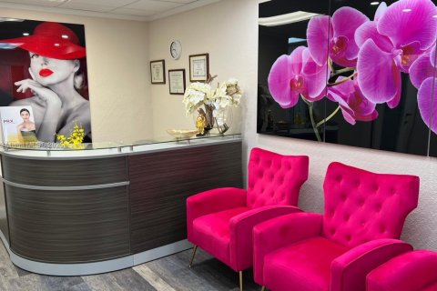 Commercial property in Hollywood, Florida № 1961163 - photo 1