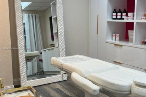 Commercial property in Hollywood, Florida № 1961163 - photo 6