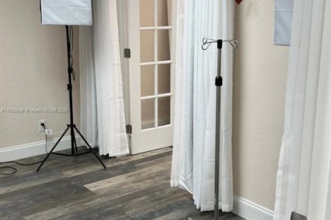 Commercial property in Hollywood, Florida № 1961163 - photo 19