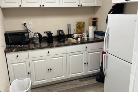 Commercial property in Hollywood, Florida № 1961163 - photo 15