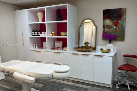 Commercial property in Hollywood, Florida № 1961163 - photo 5