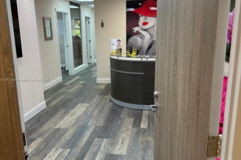 Commercial property in Hollywood, Florida № 1961163 - photo 11