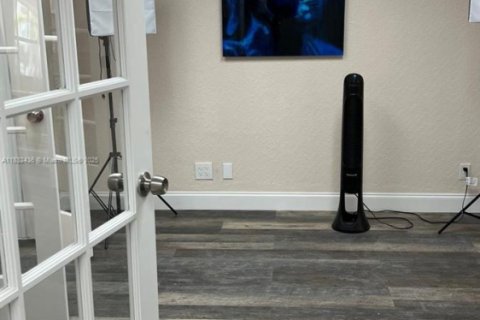 Commercial property in Hollywood, Florida № 1961163 - photo 18