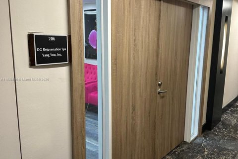 Commercial property in Hollywood, Florida № 1961163 - photo 16