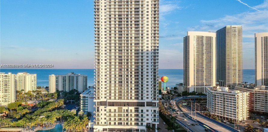 Condominio en Hollywood, Florida, 2 dormitorios № 1987220