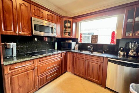 House in Fort Lauderdale, Florida 4 bedrooms, 144.46 sq.m. № 1953271 - photo 3