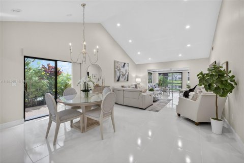 House in Boca Raton, Florida 2 bedrooms, 172.43 sq.m. № 1929942 - photo 3